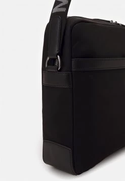 Michael Kors CAMERA BAG UNISEX - Funda Para Portátil - Black, Unisexo 9 Michael Kors CAMERA BAG UNISEX - Funda Para Portátil - Black, Unisexo -Ofertas Michael Kors Tienda 25e99fe9c67c4f5d824b2b4b4c1bf2b1