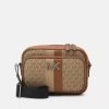 Michael Kors TRAVEL XBODY UNISEX - Bandolera - Camel, Unisexo -Ofertas Michael Kors Tienda 4056d82759774c2fb726201f0b2d4df7