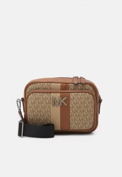 Michael Kors TRAVEL XBODY UNISEX - Bandolera - Camel, Unisexo
