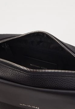 Michael Kors UTILITY XBODY - Bandolera - Black, Unisexo -Ofertas Michael Kors Tienda 497ec988e9d64579bc585ba50f506419