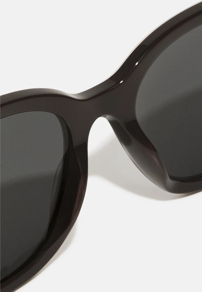 Michael Kors LAKE COMO - Gafas De Sol - Dark Grey Solid, Mujer 5 Michael Kors LAKE COMO - Gafas De Sol - Dark Grey Solid, Mujer - Imagen 3