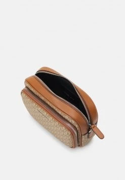 Michael Kors TRAVEL XBODY UNISEX - Bandolera - Camel, Unisexo -Ofertas Michael Kors Tienda 6060f39abb974ca8add6bb1b4db0ac8b