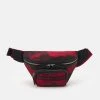 Michael Kors UTILITY BELT UNISEX - Riñonera - Red Multi, Unisexo -Ofertas Michael Kors Tienda 7d5fe0d38fc7421bb764bb640585f99f