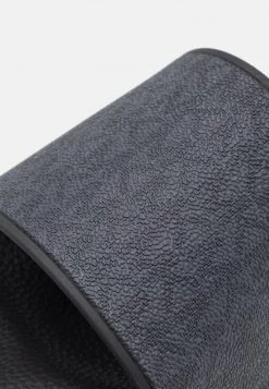 Michael Kors JAKE SLIDE - Sandalias Planas - Greyhound/black, Hombre -Ofertas Michael Kors Tienda acf267b870884dcba694a379c07729cf