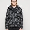 Michael Kors PRINTED - Chaqueta Fina - Black, Hombre 1 Michael Kors PRINTED - Chaqueta Fina - Black, Hombre -Ofertas Michael Kors Tienda b18dfb9e96b948ef902e7d157bc7a46b