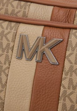 Michael Kors TRAVEL XBODY UNISEX - Bandolera - Camel, Unisexo 11 Michael Kors TRAVEL XBODY UNISEX - Bandolera - Camel, Unisexo -Ofertas Michael Kors Tienda c2e45166060d4b6693522d1107fe88a6