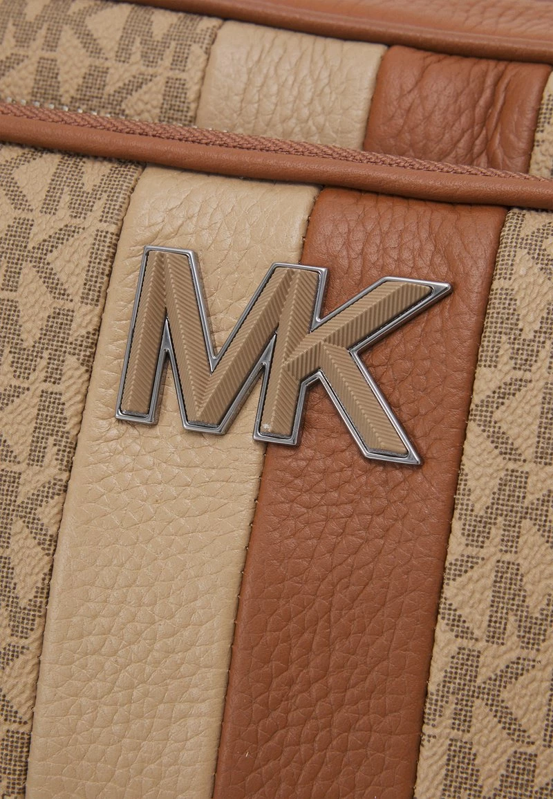Michael Kors TRAVEL XBODY UNISEX - Bandolera - Camel, Unisexo 7 Michael Kors TRAVEL XBODY UNISEX - Bandolera - Camel, Unisexo - Imagen 5