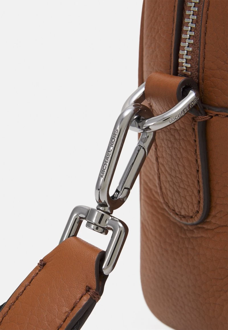 Michael Kors TRAVEL XBODY UNISEX - Bandolera - Camel, Unisexo 6 Michael Kors TRAVEL XBODY UNISEX - Bandolera - Camel, Unisexo - Imagen 4