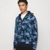 Michael Kors BLOCKED LOGO HOODIE CAMO - Sudadera - Dark Midnight, Hombre 2 Michael Kors BLOCKED LOGO HOODIE CAMO - Sudadera - Dark Midnight, Hombre -Ofertas Michael Kors Tienda e59e3ca7f0ba4c9a94fe94a0ccc39709