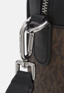 Michael Kors TRAVEL XBODY UNISEX - Bandolera - Brown/black, Unisexo 11 Michael Kors TRAVEL XBODY UNISEX - Bandolera - Brown/black, Unisexo -Ofertas Michael Kors Tienda e8e41a43be734bd8b83ae9951f042d28