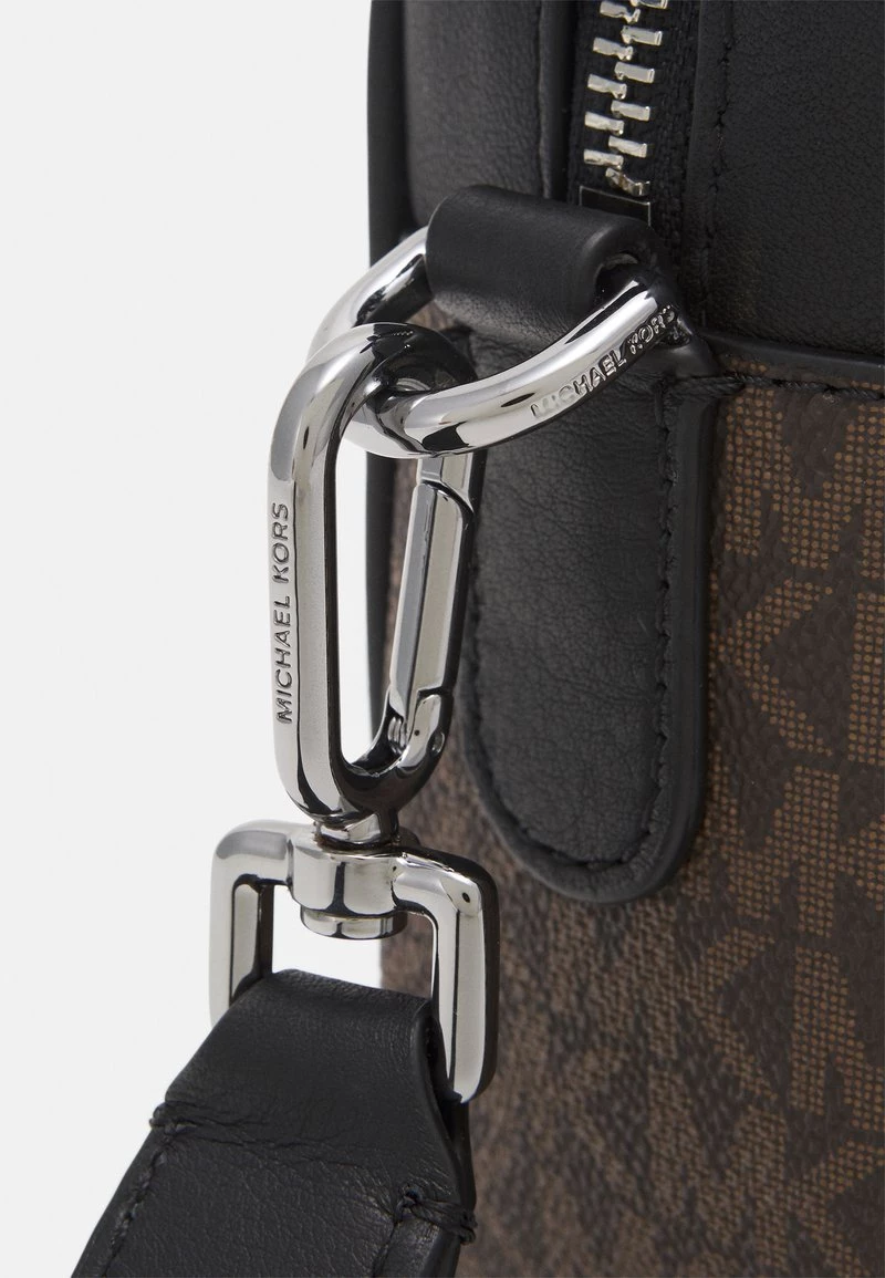 Michael Kors TRAVEL XBODY UNISEX - Bandolera - Brown/black, Unisexo 7 Michael Kors TRAVEL XBODY UNISEX - Bandolera - Brown/black, Unisexo - Imagen 5