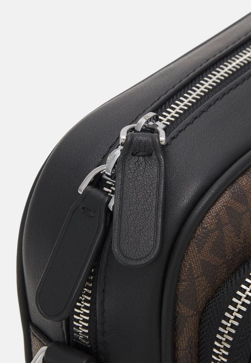 Michael Kors TRAVEL XBODY UNISEX - Bandolera - Brown/black, Unisexo 6 Michael Kors TRAVEL XBODY UNISEX - Bandolera - Brown/black, Unisexo - Imagen 4