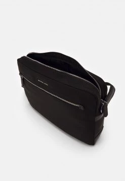 Michael Kors CAMERA BAG UNISEX - Funda Para Portátil - Black, Unisexo 8 Michael Kors CAMERA BAG UNISEX - Funda Para Portátil - Black, Unisexo -Ofertas Michael Kors Tienda ed973d10540546bb8bfbb3be3794cad0