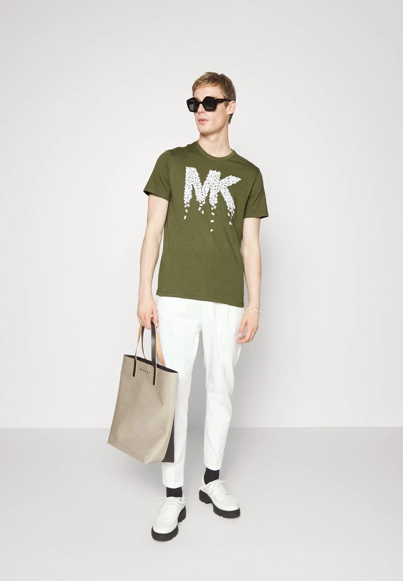 Michael Kors SPILL TEE - Camiseta Estampada - Smokey Olive, Hombre 4 Michael Kors SPILL TEE - Camiseta Estampada - Smokey Olive, Hombre - Imagen 2